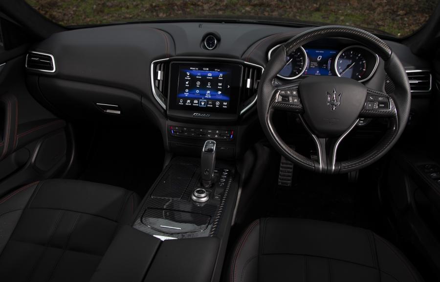 Торпедо Maserati Ghibli GranSport Nerissimo Pack 2018 года  (UK) (фото 8 из 20)